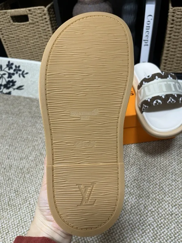 P320💰[New model] Long-term availability, 2025 new model, couple model [LOUlS VUlTTON] comes with drawer box, bag, card, invoice "Louis Vuitton ~ unique modern sandals. 》LV counter purchasing 🏃Men's and women's casual slippers, sold at the same time at the counter, the original old flower material upper is soft and comfortable, (refuses to discolor and rub the feet) sole: original factory special combination original sole, code number: 35--46 4 multiple colors 🉑️ to choose from